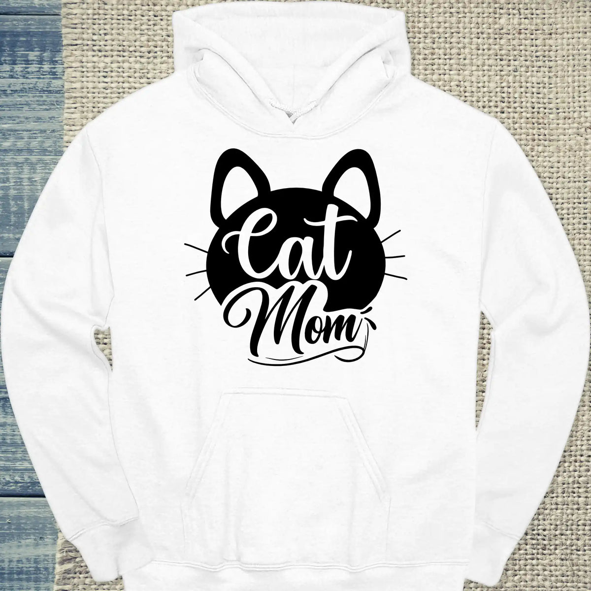 Der Cat Mom schnurr - Hoodie in Weiß ist ein kuscheliger Baumwollpullover mit einem auffälligen schwarzen Katzengesicht und dem Text "Cat Mom" auf der Vorderseite.