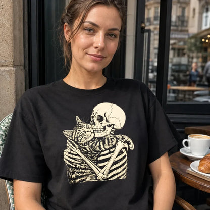 Skelett mit Katze - T-Shirt