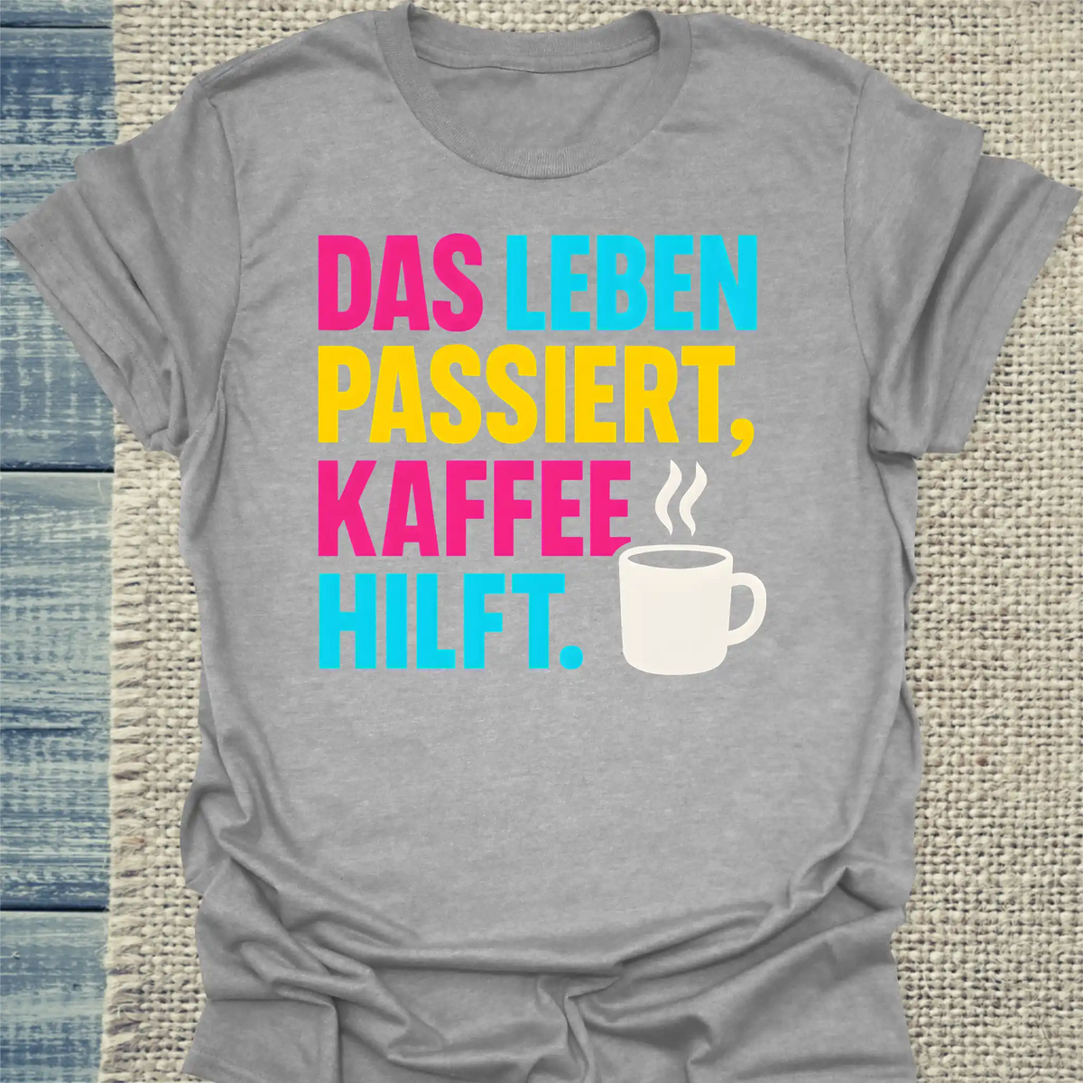 T-Shirt - Das Leben passiert, Kaffee hilft. - Unisex - Kaffee Grau