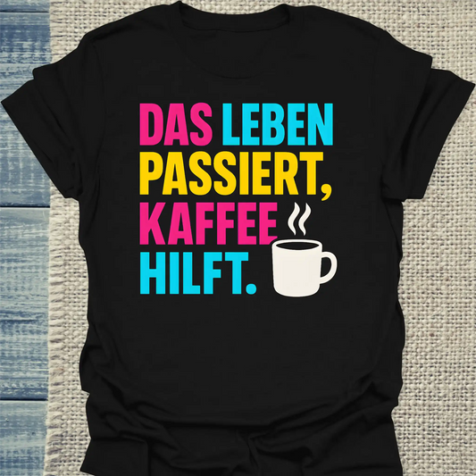 T-Shirt - Das Leben passiert, Kaffee hilft. - Unisex - Kaffee Schwarz