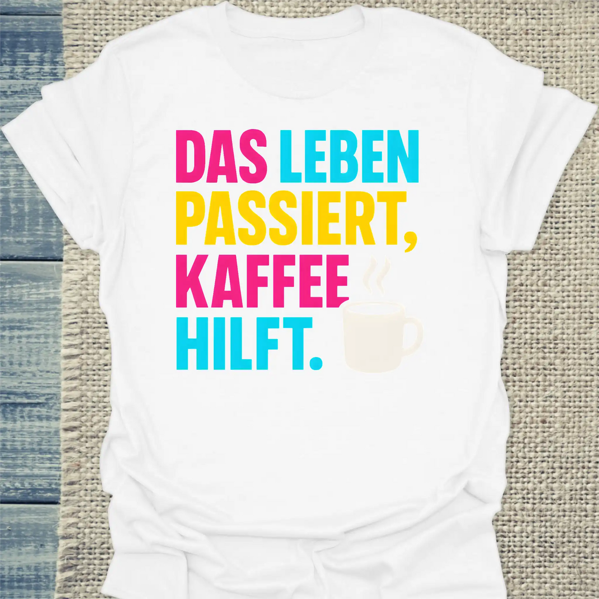 T-Shirt - Das Leben passiert, Kaffee hilft. - Unisex - Kaffee Weiß