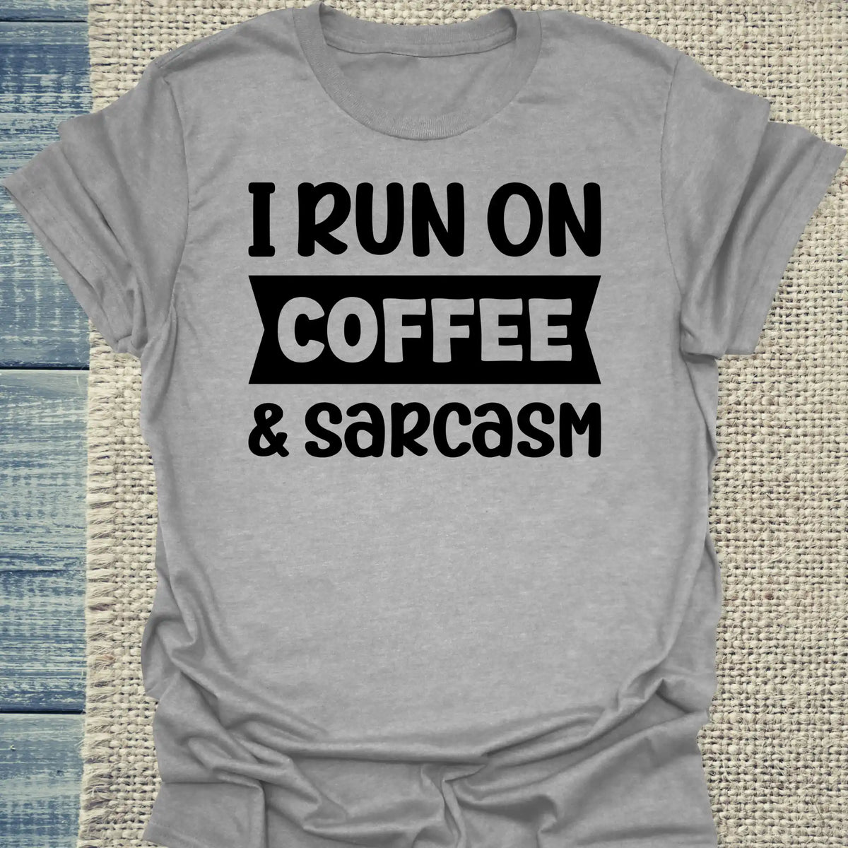 T-Shirt - I run on coffee & sarcasm - Unisex - Kaffee Grau