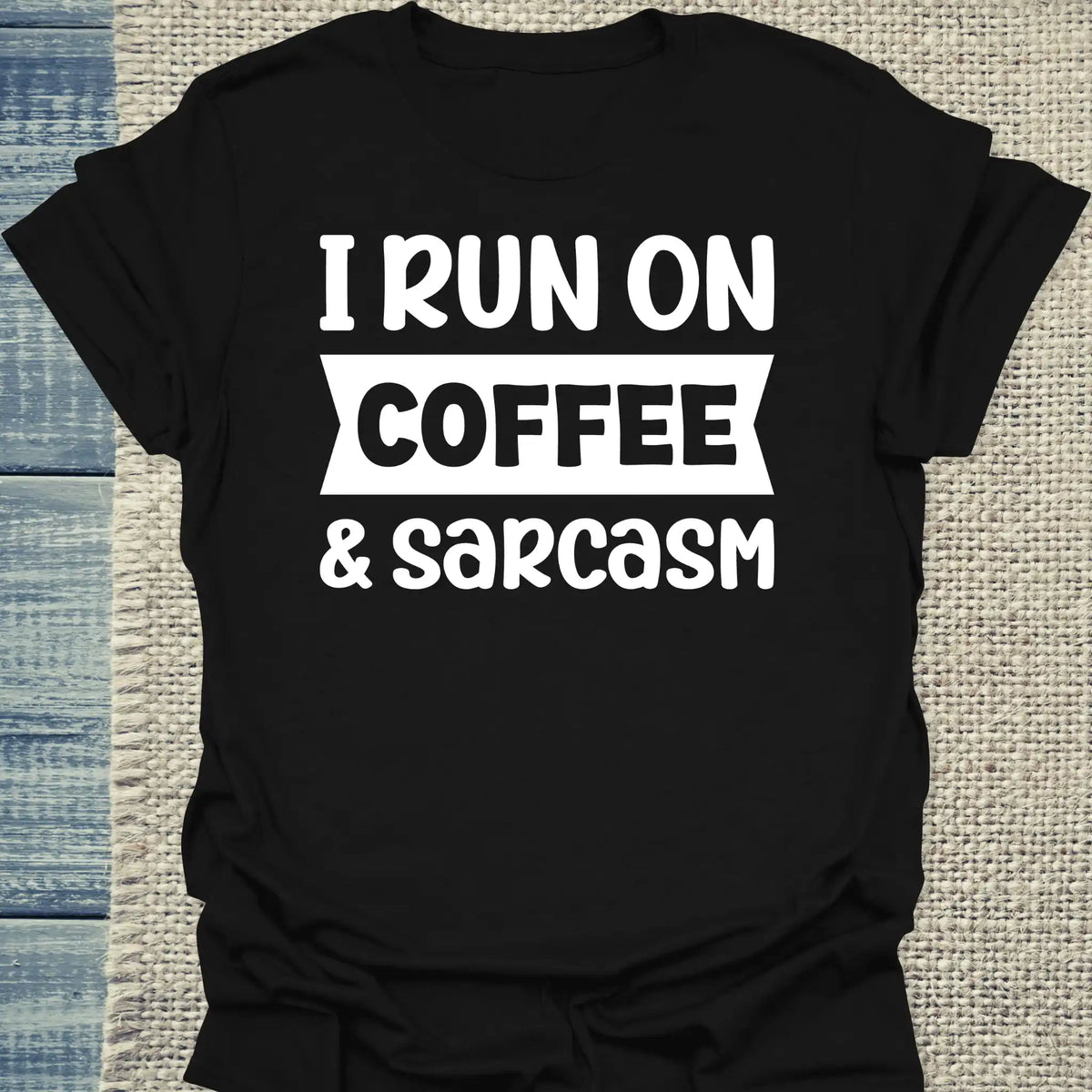 T-Shirt - I run on coffee & sarcasm - Unisex - Kaffee Schwarz