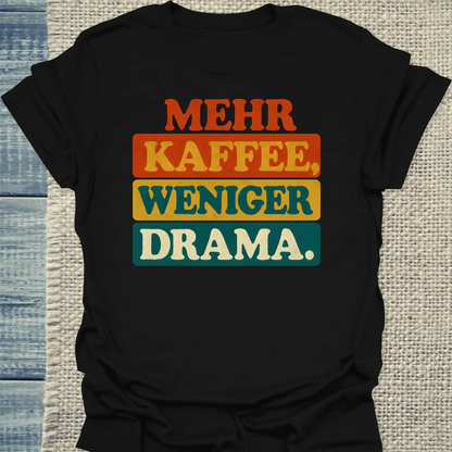 T-Shirt - Mehr Kaffee, weniger Drama. - Unisex - Kaffee Schwarz