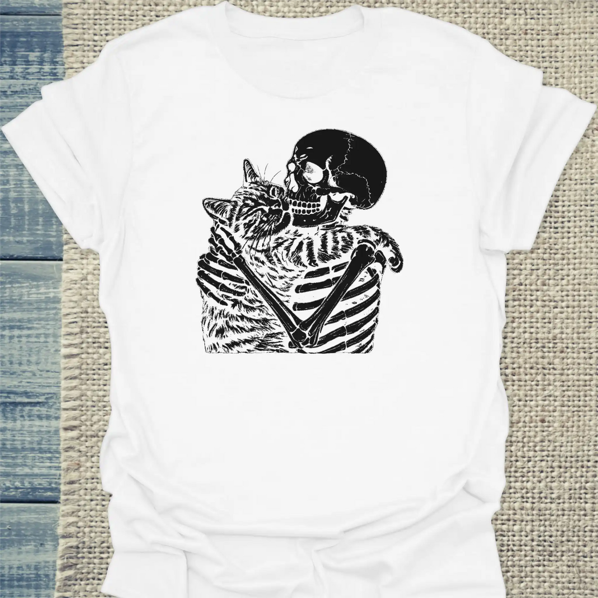 T-Shirt - Skelett mit Katze - Unisex - Katze, Halloween Weiß