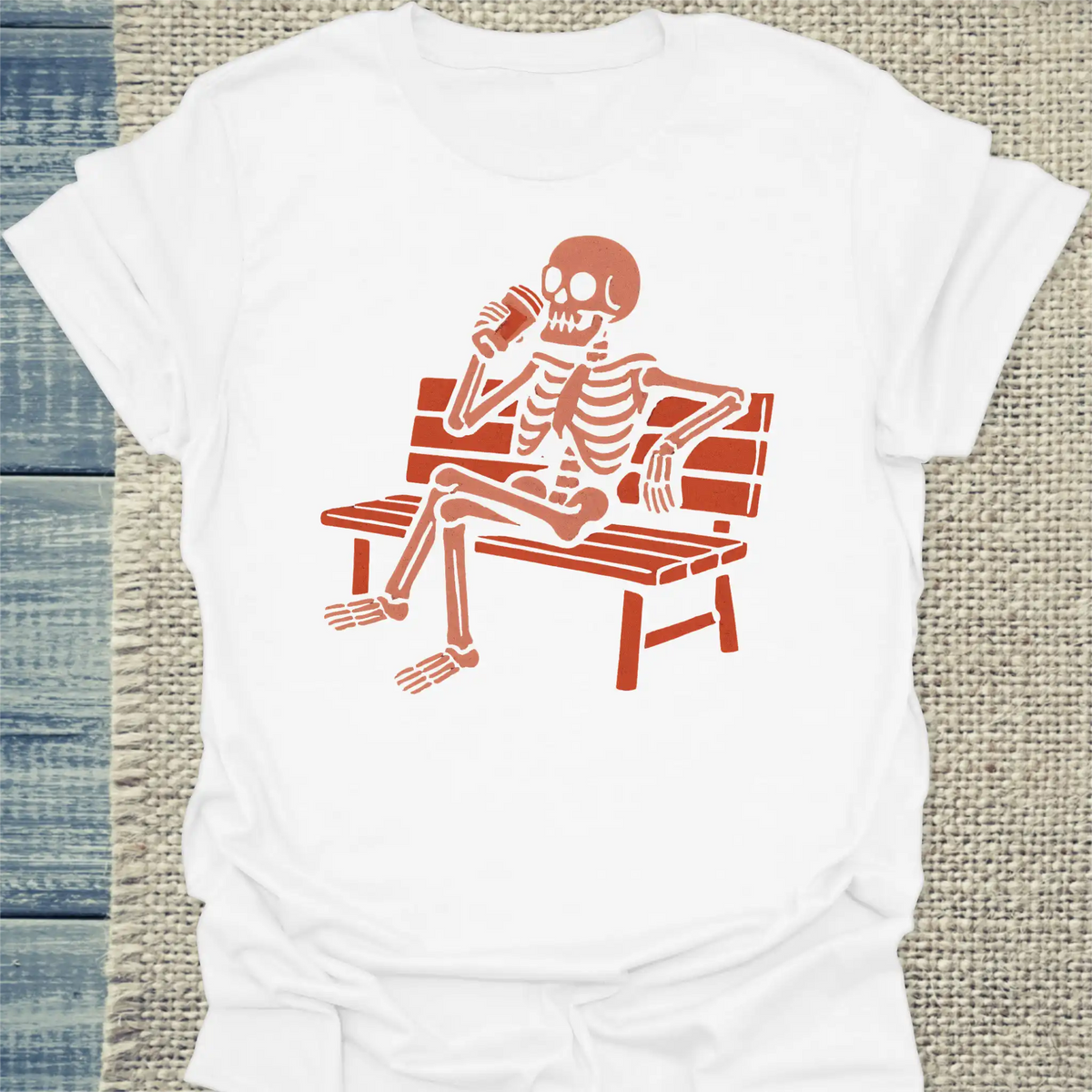 T-Shirt - Skelett trinkt Kaffee - Unisex - Kaffee Weiß