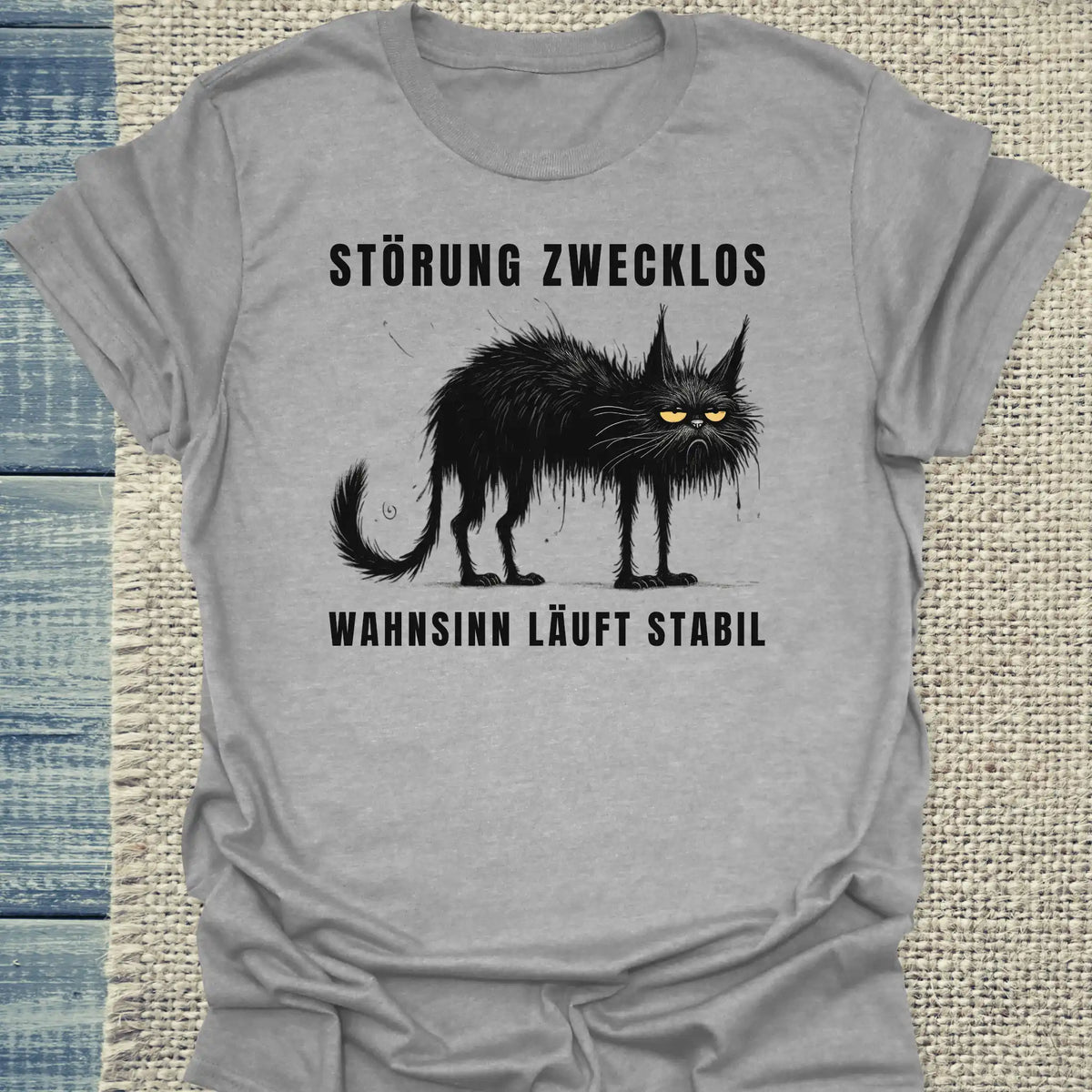 T-Shirt - Störung zwecklos – Wahnsinn läuft stabil - Unisex - Katze, Black Edition Grau