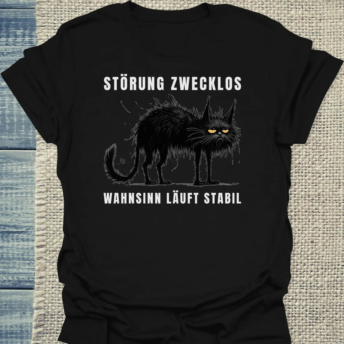T-Shirt - Störung zwecklos – Wahnsinn läuft stabil - Unisex - Katze, Black Edition Schwarz