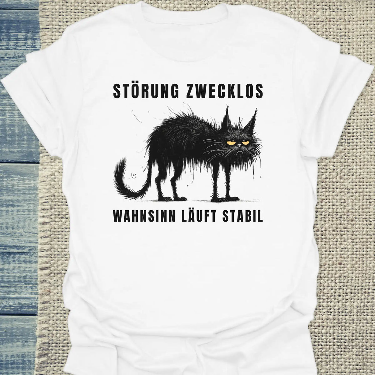 T-Shirt - Störung zwecklos – Wahnsinn läuft stabil - Unisex - Katze, Black Edition Weiß