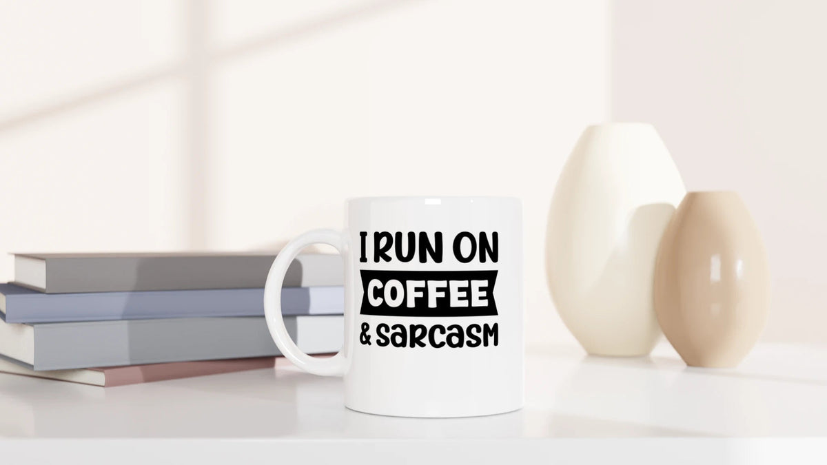 Tasse 325ml - I run on coffee & sarcasm - Kaffee